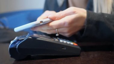 Nfc teknolojisi ödemek için akıllı telefon kullanan kişi atış kapatmak