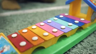 Çocuk için renkli bir ksilofon çalmaya.