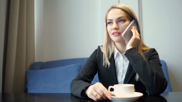 Succesvol zakenvrouw, met behulp van slimme telefoon en kreeg telefoontje dat ze de loterij gewonnen — Stockvideo