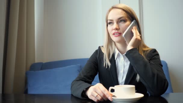 Una exitosa mujer de negocios usando un teléfono inteligente y recibió una llamada telefónica diciendo que ganó la lotería — Vídeo de stock