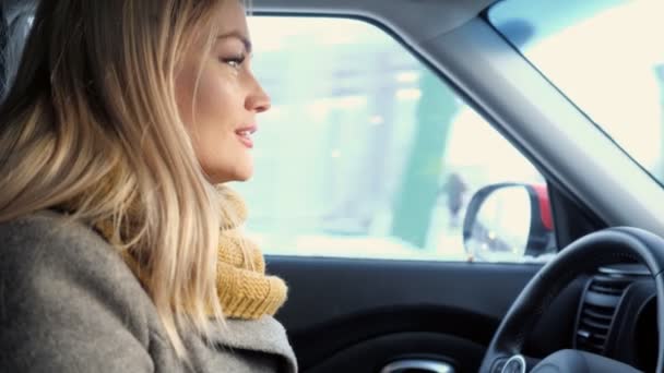 Joven mujer adulta conduciendo coche en la carretera durante el día — Vídeos de Stock