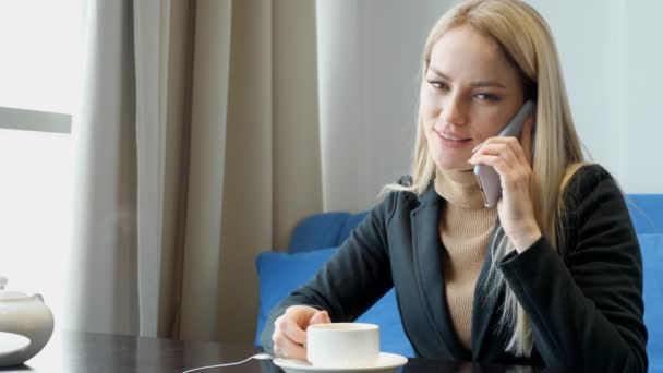 Fille assise dans un café et boire du café . — Video