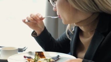 Kafede oturan salata yemek kadın kapatmak.