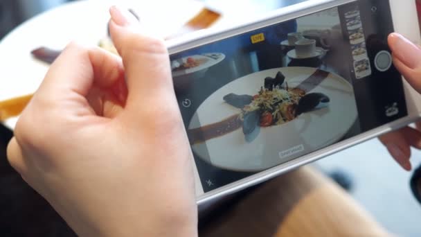 Vrouw handen nemen van foto's van diner eten door smartphone — Stockvideo