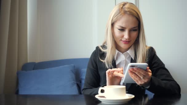 Femme d'affaires réussie en utilisant le téléphone intelligent — Video