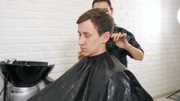 Peluquería mujer corte de pelo haciendo estilo de pelo masculino — Vídeos de Stock