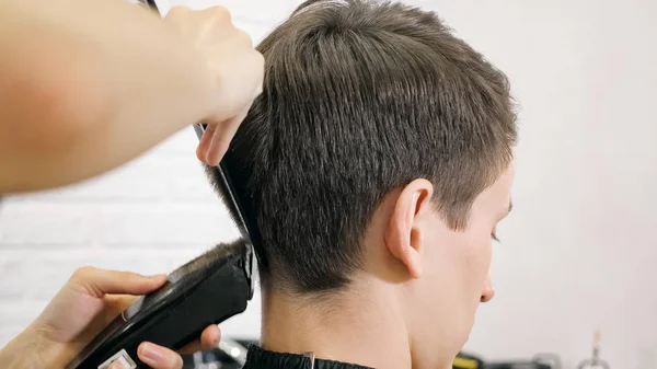 Zbliżenie na kobiece Fryzjer Fryzjerstwo męskie głowy — Zdjęcie stockowe