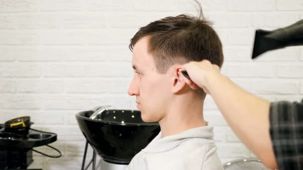 Peluquería masculina con peine. Secar el cabello hombre . — Vídeos de Stock