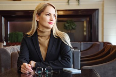 kız için menü bekleyen ve uzak kameradan arıyorum. Gözlük, masanın üzerinde telefon