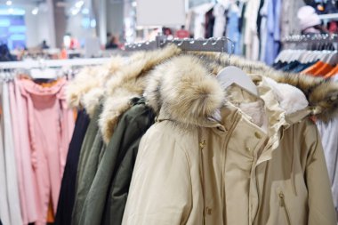 Şık dış giyim askıları Store üzerinde