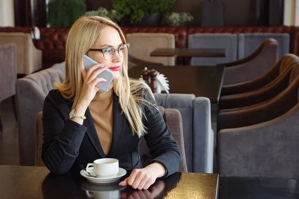 Smartphone kobieta rozmawia telefon i picia kawy w kawiarni — Zdjęcie stockowe