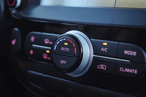 Przyciski radiowe, deski rozdzielczej, klimatyzacja w samochodzie — Zdjęcie stockowe