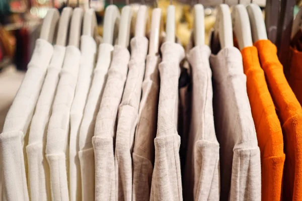 Suéteres de colores en venta en moda srore — Foto de Stock