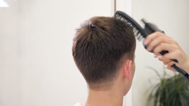 Peluquería peinado pelo con secadora. Termina la peluquería. Secador de pelo hombre en la barbería — Vídeo de stock