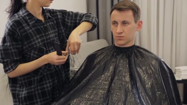 Hombre consiguiendo un corte de pelo por un peluquero — Vídeos de Stock