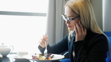 Evet ve yeme genç kadın Yöneticisi bir kafede bir mola sırasında