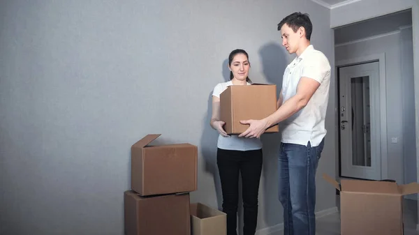 Casal feliz transportando caixas para a nova casa no dia da mudança — Fotografia de Stock