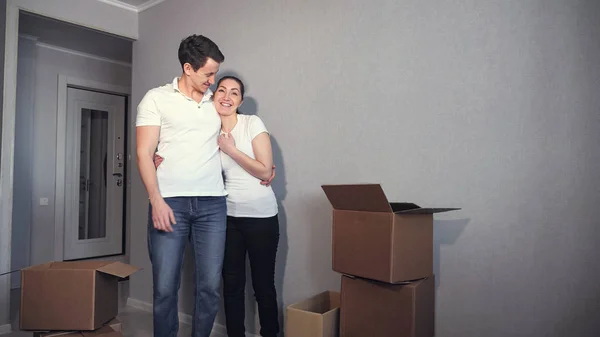 Casal jovem muito feliz e animado sobre a mudança para novo apartamento — Fotografia de Stock
