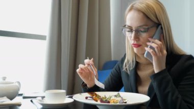 Evet ve kafede yemek sarışın genç kadın Yöneticisi.