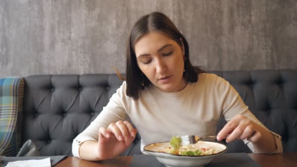 Jonge Vrouw Caesar Salade Eten Een Café Slow Motion — Stockvideo