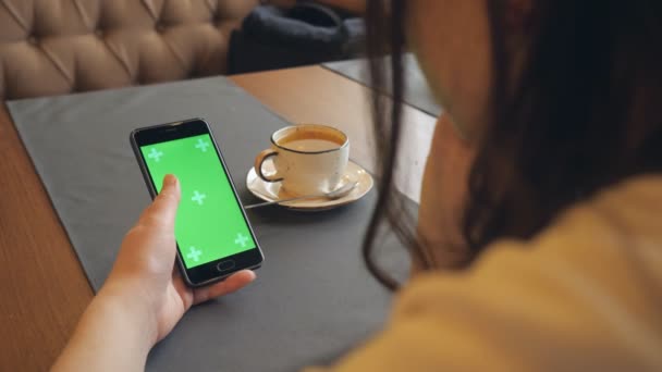 Swoman χρησιμοποιώντας κινητό τηλέφωνο με οθόνη αφής πράσινο σε καφέ — Αρχείο Βίντεο