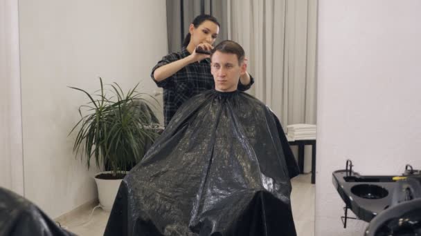 Hombre consiguiendo un corte de pelo por un peluquero — Vídeos de Stock