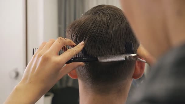 Peluquería mujer corte de pelo haciendo estilo de pelo masculino — Vídeos de Stock