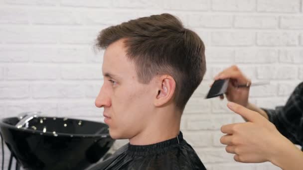 Primer Plano Corte Pelo Peinado Manos Femeninas Peluquero Afeitado Hombre — Vídeos de Stock