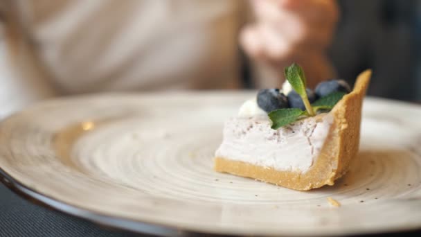 Vrouwelijke handen eten Cheesecake in het café — Stockvideo