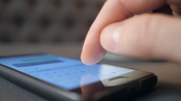 Joven escribiendo mensaje de texto en el teléfono celular — Vídeos de Stock