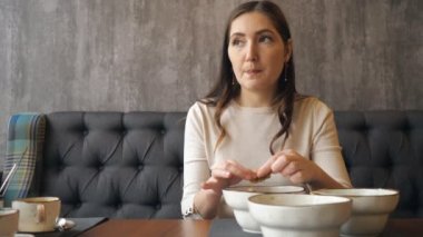 Genç kız temizler ve bir restoranda karides yiyor