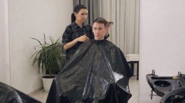 Erkek saç stili yapıyor kadın Kuaför Saç kesimi