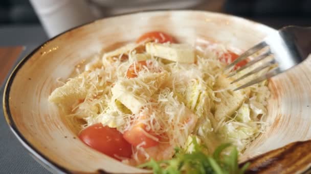 Gros plan de la femme qui mange de la salade César dans un café — Video