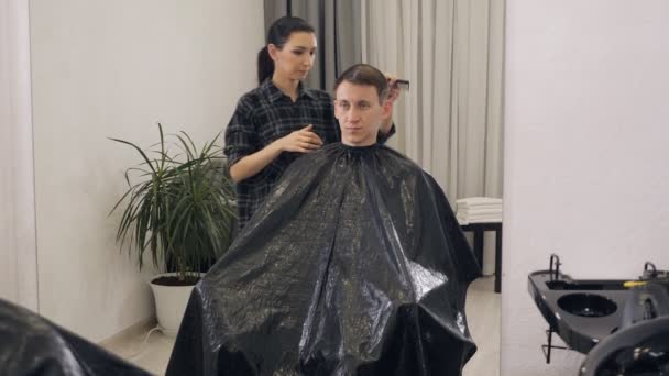 Corte de pelo de peluquería femenina haciendo estilo de pelo masculino — Vídeos de Stock