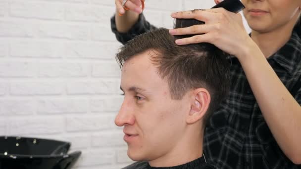 Corte Pelo Peluquería Femenina Haciendo Estilo Pelo Masculino — Vídeos de Stock