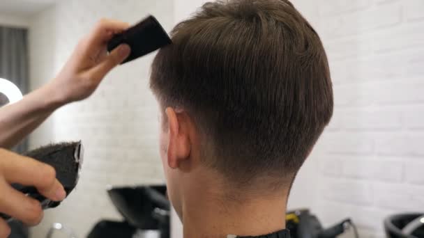 Nahaufnahme des Mannes Haarschnitt — Stockvideo
