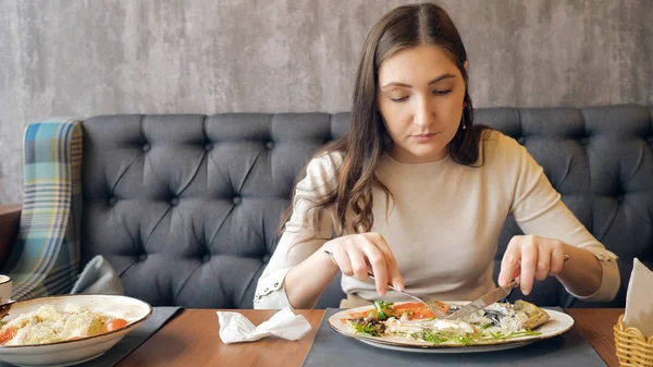 Genç kadın restoranda akşam yemeği yeme. — Stok fotoğraf