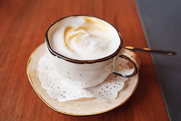 Taza de café latte arte en la cafetería — Foto de Stock