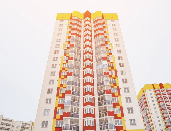 Edifício bonito moderno e céu azul — Fotografia de Stock