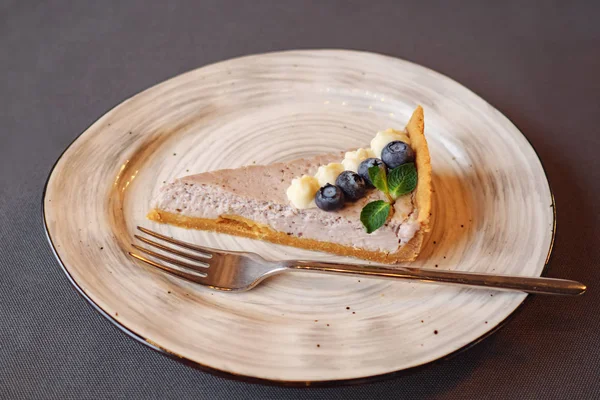 Un pedazo de pastel de queso en el plato —  Fotos de Stock