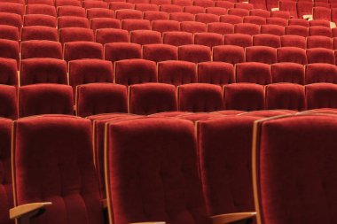 konserde salonu kırmızı sandalye