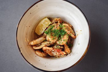 plaka limon Yeşiller maydanoz sarımsaklı kızarmış karides kızarmış