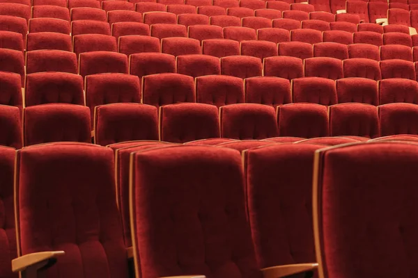 konserde salonu kırmızı sandalye