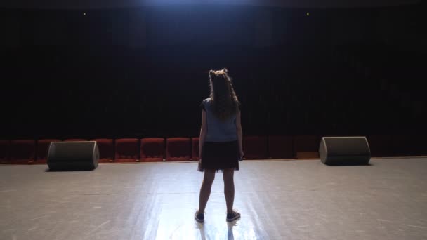 Невпізнаваний співак, що стоїть на сцені в мікрофоні в нічному клубі — стокове відео