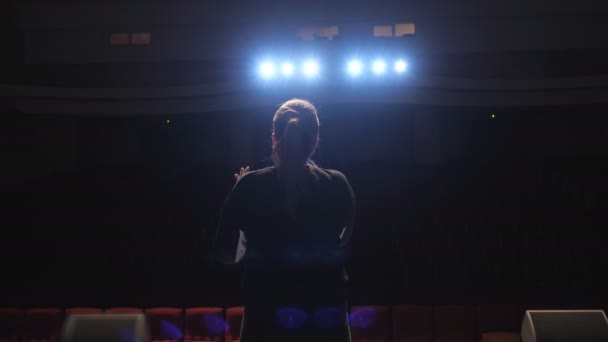 Silhouet van zanger op het podium. — Stockvideo