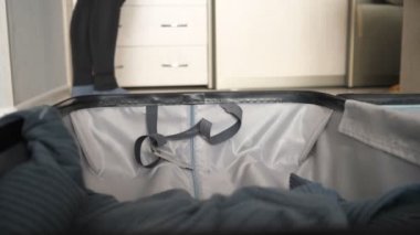 adam onun aile yaprakları ve eşyalarını paketleri.