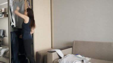 Kızgın kız elbise bir kanepe atıyor..