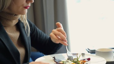 tanınmayan kadın cafede oturan salata yemek