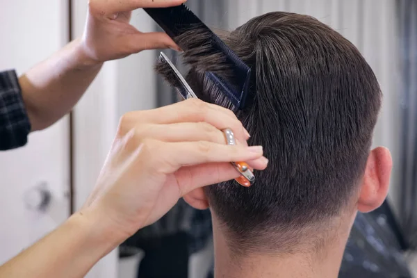 Kobiece Fryzjer fryzura robi męskie fryzury — Zdjęcie stockowe