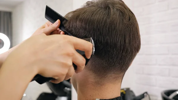 Primo piano del taglio di capelli uomo — Foto Stock